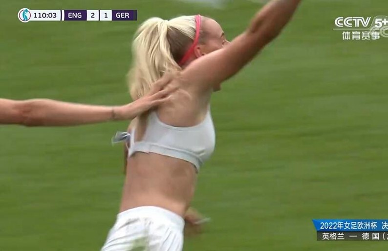 为英格兰贡献金子般进球的凯莉更是上演了疯狂的脱衣庆祝